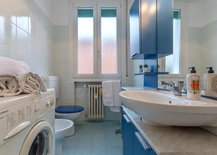 Guesthost - San Donato Fiera Apartment! Bologna