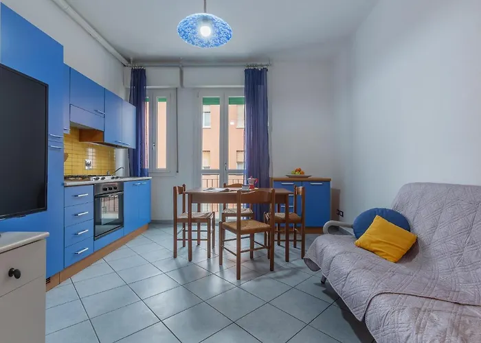 Guesthost - San Donato Fiera Apartment! Болонья